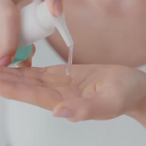 Vidéo montrant la texture gel légère du Beauty of Joseon Green Plum Refreshing Cleanser appliquée dans la main pour un nettoyage doux et rafraîchissant des peaux sensibles
